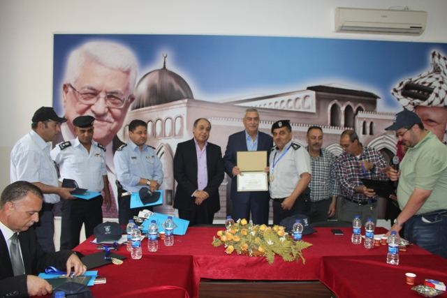 المحافظ رمضان يكرم لجنة السير